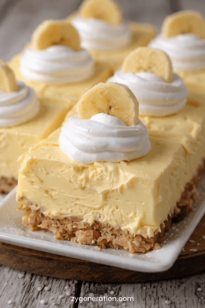 Cheesecake à la banane ultra crémeux présenté sur un plat, avec base de biscuits sablés, garniture onctueuse, chantilly et rondelles de banane fraîches.