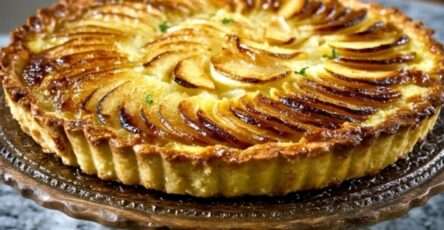 Tarte aux pommes avec crème pâtissière onctueuse, pommes en rosace légèrement caramélisées sur pâte croustillante dorée.