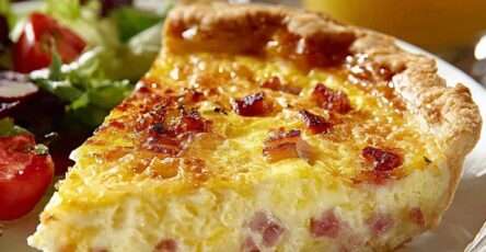 Quiche lardons fromage dorée, avec pâte croustillante, garniture crémeuse et fromage fondu gratiné en surface.