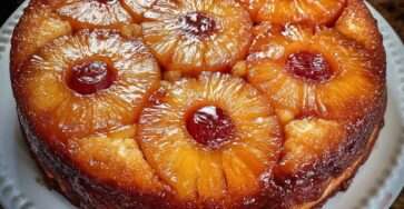 Gâteau renversé à l’ananas maison, doré et moelleux, garni de rondelles d’ananas caramélisées et démoulé sur un plat de service.