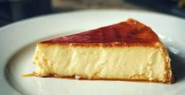 Flan aux œufs maison nappé de caramel doré, à la texture lisse et fondante, démoulé sur une assiette avec son coulis brillant.