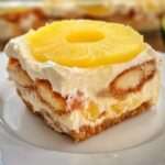 Dessert sans cuisson à l’ananas et mascarpone en verrine, couches de biscuits imbibés, crème onctueuse et morceaux d’ananas frais.