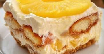 Dessert sans cuisson à l’ananas et mascarpone en verrine, couches de biscuits imbibés, crème onctueuse et morceaux d’ananas frais.