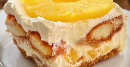 Dessert sans cuisson à l’ananas et mascarpone en verrine, couches de biscuits imbibés, crème onctueuse et morceaux d’ananas frais.