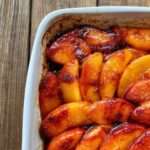 Pommes rôties au caramel fondant doré, quartiers de pommes tendres nappés d’une sauce brillante et servies chaudes en dessert.