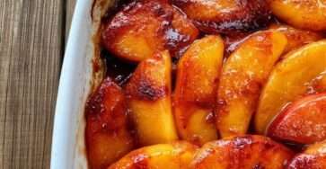 Pommes rôties au caramel fondant doré, quartiers de pommes tendres nappés d’une sauce brillante et servies chaudes en dessert.