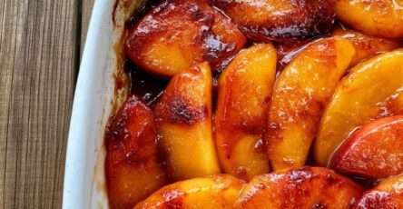 Pommes rôties au caramel fondant doré, quartiers de pommes tendres nappés d’une sauce brillante et servies chaudes en dessert.