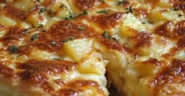 Tarte aux pommes de terre fondantes avec fromage gratiné doré et fines rondelles de pommes de terre, légèrement dorée au four dans un moule.