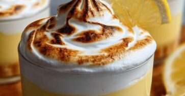 Verrines citron avec base biscuitée, crème citron onctueuse et meringue dorée au chalumeau, présentées en portions individuelles élégantes.