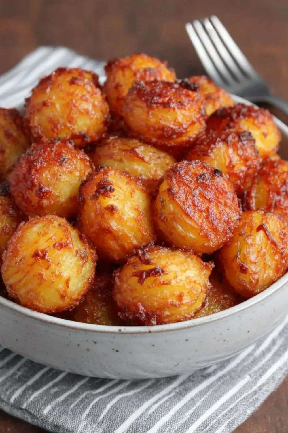 Plat de pommes de terre rôties à la semoule, bien dorées et ultra croustillantes, assaisonnées d’ail, de thym et de paprika, servies chaudes dans un plat rustique.