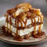 Verrine de tiramisu pommes fondantes et caramel beurre salé, composée de couches de crème mascarpone, biscuits imbibés et pommes caramélisées.