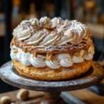 Paris-Brest traditionnel en couronne avec pâte à choux dorée, amandes effilées grillées et garniture généreuse de crème mousseline pralinée.