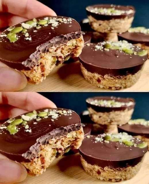 Barres énergétiques maison sans cuisson aux flocons d’avoine, dattes, graines et chocolat noir, découpées en portions régulières sur une surface en bois.