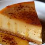 Flan coco brésilien nappé de caramel doré, texture lisse et fondante avec noix de coco râpée visible, présenté en tranches sur un plat.