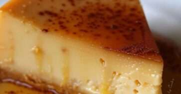 Flan coco brésilien nappé de caramel doré, texture lisse et fondante avec noix de coco râpée visible, présenté en tranches sur un plat.