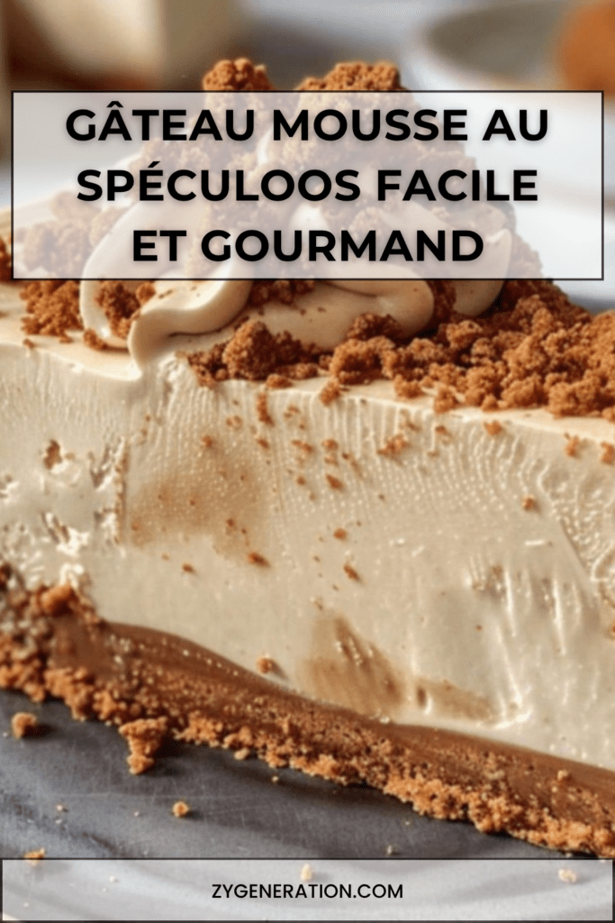 Gâteau mousse au spéculoos présenté sur un plat, avec une base biscuitée croquante, une mousse onctueuse couleur caramel et un décor de miettes de spéculoos.