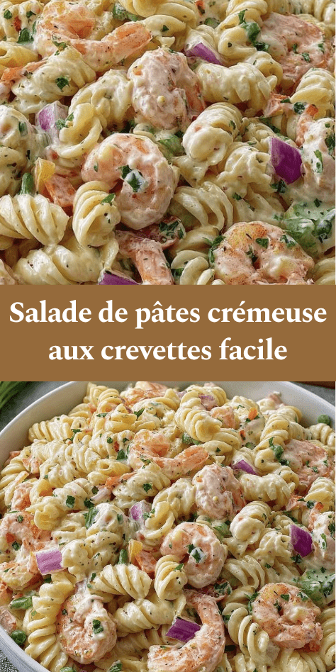 Salade de pâtes froides aux crevettes, petits pois, carottes râpées et oignon rouge, enrobée d’une sauce crémeuse, servie dans un grand saladier.