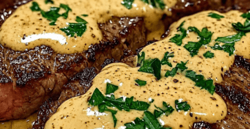 Steaks de bœuf grillés nappés d’une sauce crémeuse au poivre, servis chauds avec du persil frais et une sauce onctueuse façon restaurant.