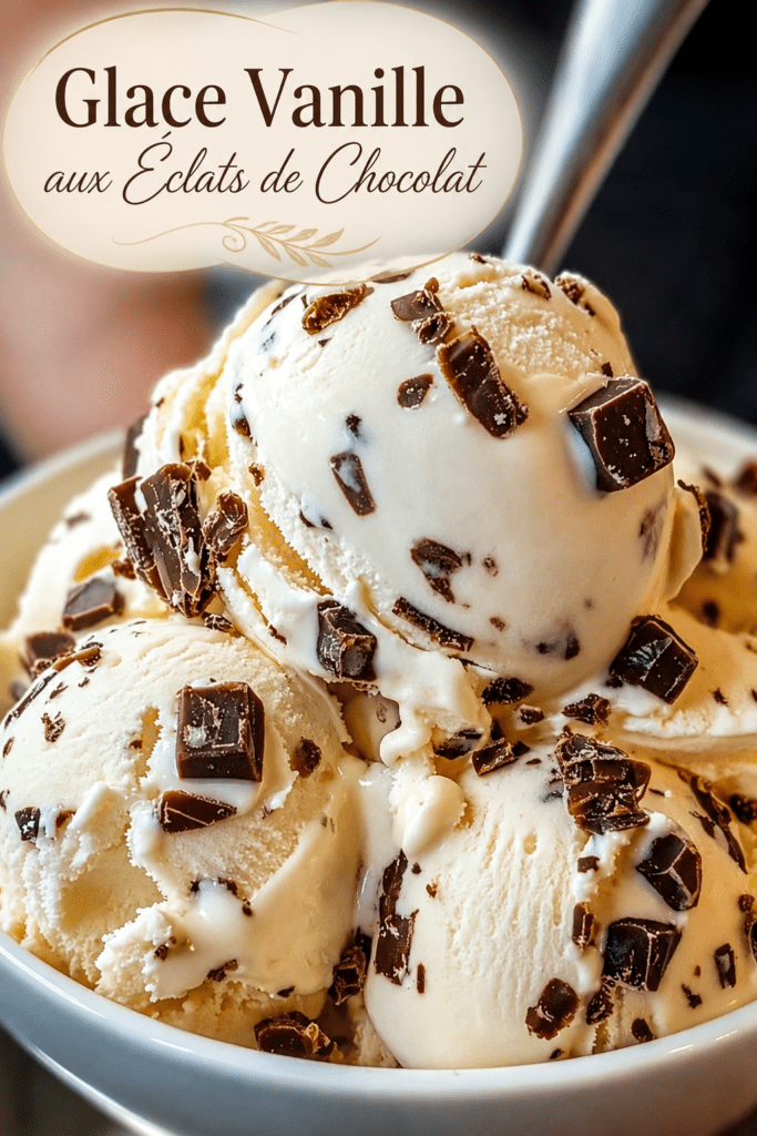 Glace vanille maison aux pépites de chocolat, servie en boules dans une coupe avec morceaux de chocolat et texture crémeuse.