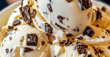 Glace vanille maison aux pépites de chocolat, servie en boules dans une coupe avec morceaux de chocolat et texture crémeuse.