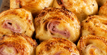 Croque-monsieur roulé au four façon apéro, petits roulés dorés au pain de mie, jambon et fromage fondant, servis chauds pour un apéritif gourmand.