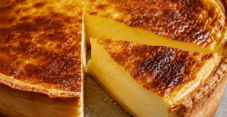 Flan pâtissier maison bien crémeux, épais et doré, posé sur une pâte croustillante avec une texture lisse et fondante à la vanille.