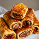 Pain perdu roulé au chocolat ou à la confiture, doré à la poêle, moelleux à l’intérieur et légèrement sucré, servi tiède pour le goûter.