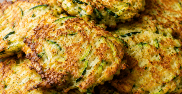 Galettes de courgettes crousti-fondantes bien dorées, servies chaudes avec une texture croustillante à l’extérieur et moelleuse à l’intérieur.