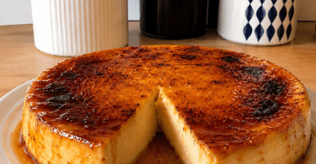 Part de flan brûlé vanille-miso avec pâte dorée, crème épaisse à la vanille, surface caramélisée au sucre et texture fondante.