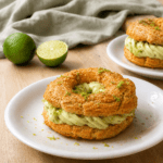 Paris-Brest express garni d’une crème pistache onctueuse au mascarpone, décoré de zestes de citron vert frais sur une pâte à choux dorée.
