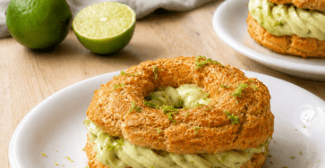 Paris-Brest express garni d’une crème pistache onctueuse au mascarpone, décoré de zestes de citron vert frais sur une pâte à choux dorée.