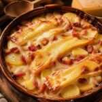 Tartiflette savoyarde servie dans un plat à gratin, avec pommes de terre fondantes, lardons dorés, oignons et reblochon gratiné.