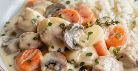 Blanquette de veau traditionnelle servie chaude avec morceaux de veau tendres, carottes fondantes, champignons et sauce blanche crémeuse.