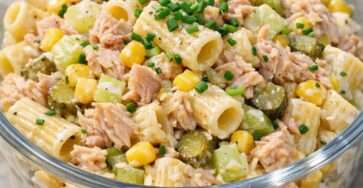 Salade froide de pâtes au thon, maïs doux et céleri croquant, servie bien fraîche avec une sauce crémeuse au yaourt.