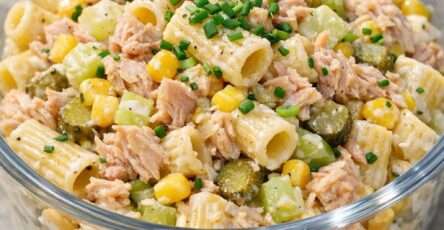 Salade froide de pâtes au thon, maïs doux et céleri croquant, servie bien fraîche avec une sauce crémeuse au yaourt.