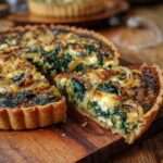 Tarte aux épinards, feta et oignons dorée au four, servie en parts avec pâte feuilletée croustillante et garniture crémeuse aux œufs
