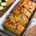 Cake salé au saumon fumé et courgettes, coupé en tranches moelleuses avec morceaux de fromage, courgettes râpées et saumon fumé.