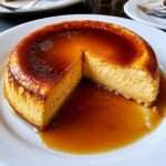 Flan parisien traditionnel à la vanille, bien doré sur le dessus, avec une pâte croustillante et une crème épaisse, lisse et fondante.