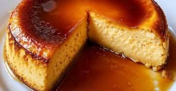 Flan parisien traditionnel à la vanille, bien doré sur le dessus, avec une pâte croustillante et une crème épaisse, lisse et fondante.