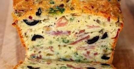 Cake salé doré aux olives noires, olives vertes, bacon et fromage râpé, coupé en tranches moelleuses pour l’apéritif ou un buffet.