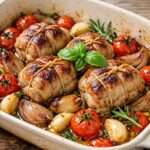 Paupiettes de veau dorées au four avec tomates cerises confites, échalotes, ail, thym, romarin, laurier et basilic frais.