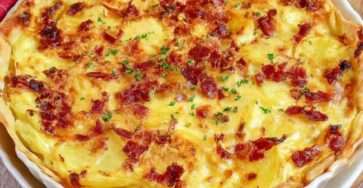 Tarte salée aux pommes de terre fondantes, lardons fumés dorés, crème fraîche, œufs et comté râpé gratiné sur pâte brisée.