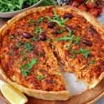 Tarte au thon, tomates mûres, olives noires, crème fraîche, œufs, fromage râpé doré et herbes de Provence.