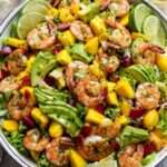 Salade fraîche de crevettes poêlées, avocat, mangue mûre, jeunes pousses, oignon rouge, citron vert et coriandre.
