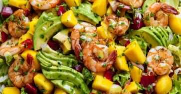 Salade fraîche de crevettes poêlées, avocat, mangue mûre, jeunes pousses, oignon rouge, citron vert et coriandre.