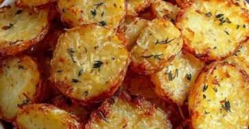 Pommes de terre rôties croustillantes à l’ail, aux herbes et au parmesan, dorées au four et servies avec du persil frais.