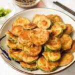 Beignets de courgettes croustillants servis chauds avec une sauce soja miel et graines de sésame.