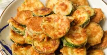 Beignets de courgettes croustillants servis chauds avec une sauce soja miel et graines de sésame.