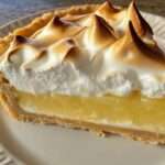 Tarte au citron meringuée maison avec crème citron lisse, meringue dorée au chalumeau et pâte sablée croustillante.