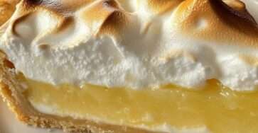 Tarte au citron meringuée maison avec crème citron lisse, meringue dorée au chalumeau et pâte sablée croustillante.